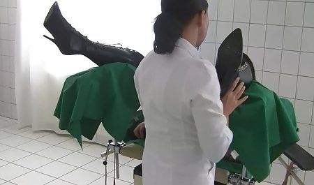 یک پورنوگرافی صالح فیلمبرداری یک داستان در سکس با تعمیرکار در منزل مورد زن