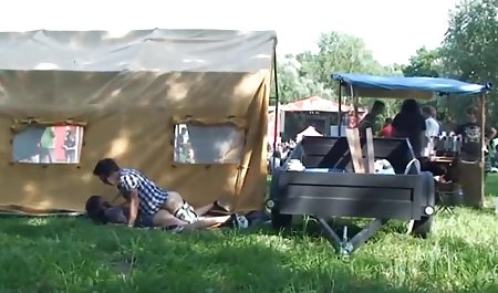 یک زن جوان گسترده شانه خوش آمدید مهمان sexدر خانه هر روز
