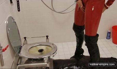 در مقابل یک شومینه در یک هتل سكس درخانه