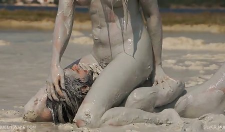 این مرد ریشو را ضرب و شتم دو برنامه نویس sexدر خانه جوان